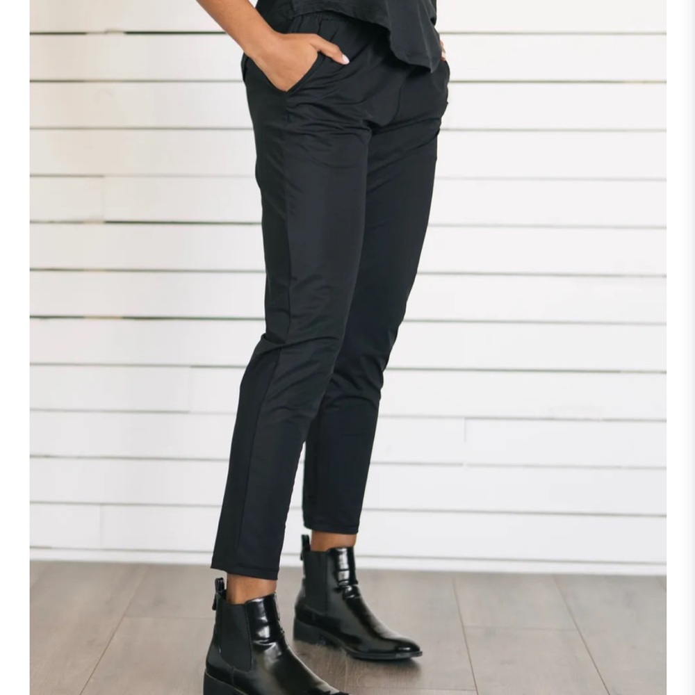 Zyia Women's Black Everywhere Jogger Pants